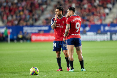 Fotos del partido Osasuna-Real Sociedad y del homenaje a la plantilla de 2005./