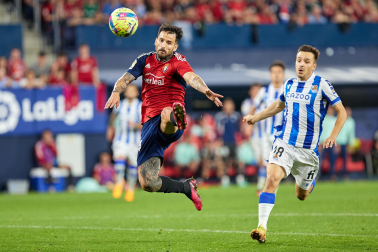 Fotos del partido Osasuna-Real Sociedad y del homenaje a la plantilla de 2005./