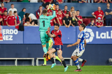 Fotos del partido Osasuna-Real Sociedad y del homenaje a la plantilla de 2005./