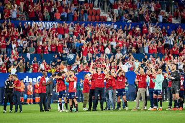 Fotos del partido Osasuna-Real Sociedad y del homenaje a la plantilla de 2005./