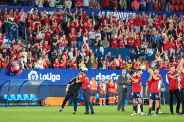 Fotos del partido Osasuna-Real Sociedad y del homenaje a la plantilla de 2005./