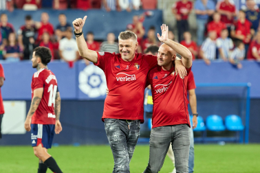 Fotos del partido Osasuna-Real Sociedad y del homenaje a la plantilla de 2005./