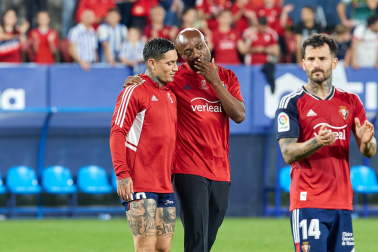 Fotos del partido Osasuna-Real Sociedad y del homenaje a la plantilla de 2005./