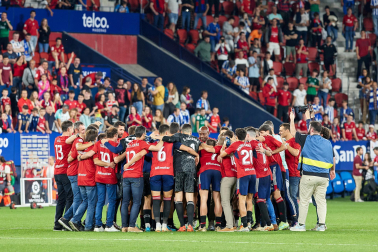 Fotos del partido Osasuna-Real Sociedad y del homenaje a la plantilla de 2005./
