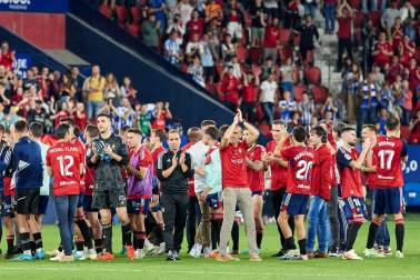 Fotos del partido Osasuna-Real Sociedad y del homenaje a la plantilla de 2005./