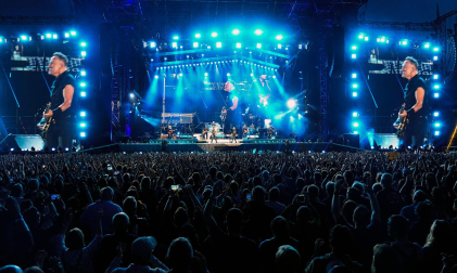 Vista general de las pantallas gigantes del concierto que ha ofrecido este viernes el cantante estadounidense Bruce Springsteen en el Estadio Olímpico de Barcelona