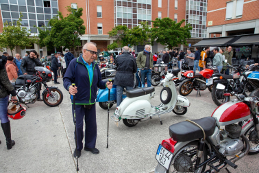 Exposición de motos antiguas en la Txantrea.