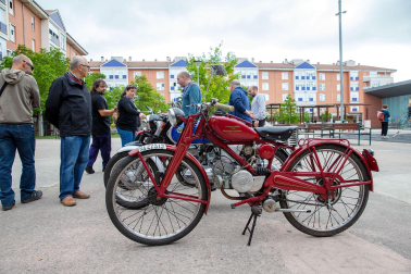 Exposición de motos antiguas en la Txantrea.