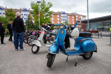Exposición de motos antiguas en la Txantrea.