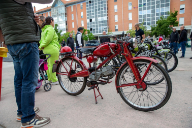 Exposición de motos antiguas en la Txantrea.