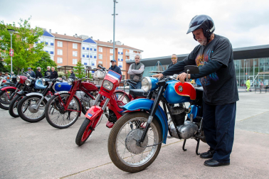 Exposición de motos antiguas en la Txantrea.