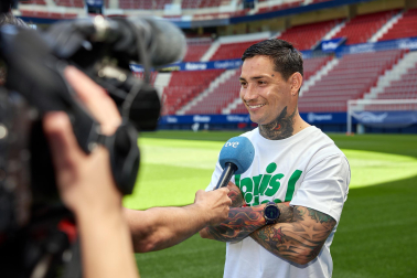Los jugadores del C.A. Osasuna atienden este jueves, 4 de mayo, a los medios de comunicación durante el 'Media Day' del club en el estadio de El Sadar