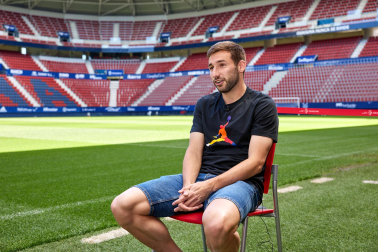 Los jugadores del C.A. Osasuna atienden este jueves, 4 de mayo, a los medios de comunicación durante el 'Media Day' del club en el estadio de El Sadar