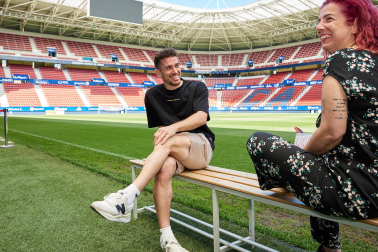 Los jugadores del C.A. Osasuna atienden este jueves, 4 de mayo, a los medios de comunicación durante el 'Media Day' del club en el estadio de El Sadar