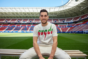 Los jugadores del C.A. Osasuna atienden este jueves, 4 de mayo, a los medios de comunicación durante el 'Media Day' del club en el estadio de El Sadar