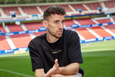 Los jugadores del C.A. Osasuna atienden este jueves, 4 de mayo, a los medios de comunicación durante el 'Media Day' del club en el estadio de El Sadar