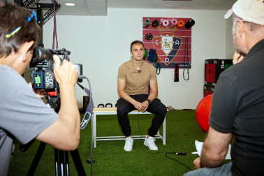 Los jugadores del C.A. Osasuna atienden este jueves, 4 de mayo, a los medios de comunicación durante el 'Media Day' del club en el estadio de El Sadar