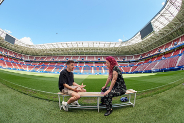 Los jugadores del C.A. Osasuna atienden este jueves, 4 de mayo, a los medios de comunicación durante el 'Media Day' del club en el estadio de El Sadar