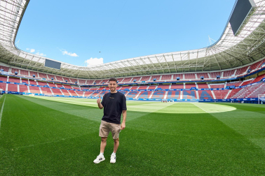 Los jugadores del C.A. Osasuna atienden este jueves, 4 de mayo, a los medios de comunicación durante el 'Media Day' del club en el estadio de El Sadar