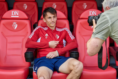 Los jugadores del C.A. Osasuna atienden este jueves, 4 de mayo, a los medios de comunicación durante el 'Media Day' del club en el estadio de El Sadar