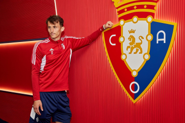 Los jugadores del C.A. Osasuna atienden este jueves, 4 de mayo, a los medios de comunicación durante el 'Media Day' del club en el estadio de El Sadar