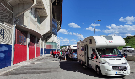 Salida de autocaravanas osasunistas desde El Sadar rumbo a Sevilla