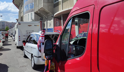 Salida de autocaravanas osasunistas desde El Sadar rumbo a Sevilla