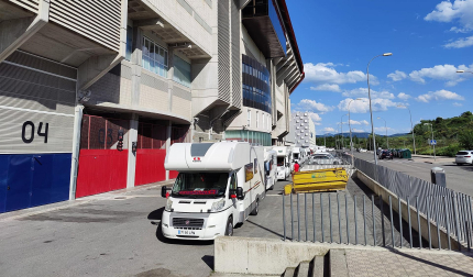 Salida de autocaravanas osasunistas desde El Sadar rumbo a Sevilla
