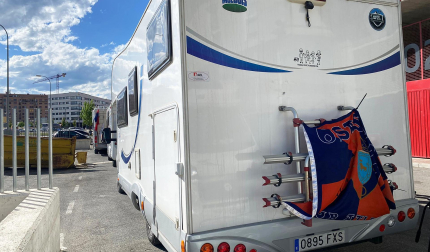 Salida de autocaravanas osasunistas desde El Sadar rumbo a Sevilla