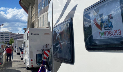 Salida de autocaravanas osasunistas desde El Sadar rumbo a Sevilla