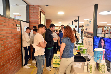 Público asistente y puestos de la Feria Ribera Talent 2023 celebrada en el CIP ETI de Tudela