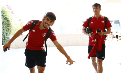 Los jugadores de Osasuna Abde y Budímir, a su llegada a Sevilla
