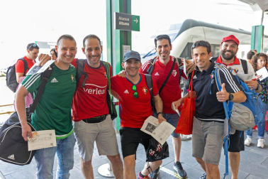 /4 Imagen de los aficionados rojillos en su viaje hacia Sevilla para ver en La Cartuja la final de la Copa del Rey entre Osasuna y Real Madrid.