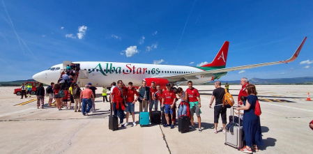 Imagen de los aficionados rojillos en su viaje hacia Sevilla para ver en La Cartuja la final de la Copa del Rey entre Osasuna y Real Madrid.