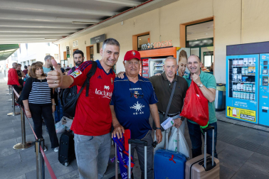 Fotos de la salida de aficionados de Osasuna hacia Sevilla desde la estación de tren de Pamplona.