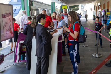 Fotos de la salida de aficionados de Osasuna hacia Sevilla desde la estación de tren de Pamplona.