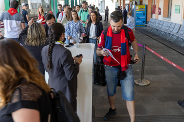 Fotos de la salida de aficionados de Osasuna hacia Sevilla desde la estación de tren de Pamplona.