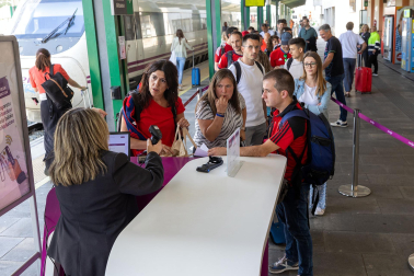 Fotos de la salida de aficionados de Osasuna hacia Sevilla desde la estación de tren de Pamplona.