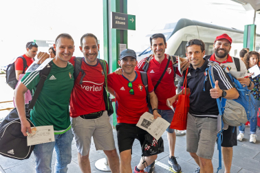 Fotos de la salida de aficionados de Osasuna hacia Sevilla desde la estación de tren de Pamplona.