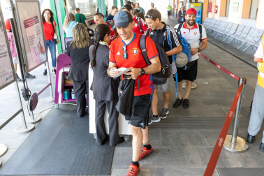 Fotos de la salida de aficionados de Osasuna hacia Sevilla desde la estación de tren de Pamplona.