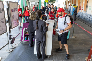 Fotos de la salida de aficionados de Osasuna hacia Sevilla desde la estación de tren de Pamplona.