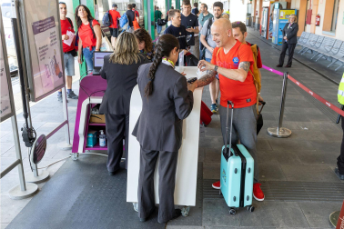 Fotos de la salida de aficionados de Osasuna hacia Sevilla desde la estación de tren de Pamplona.