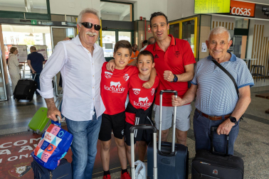 Fotos de la salida de aficionados de Osasuna hacia Sevilla desde la estación de tren de Pamplona.