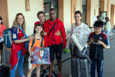 Fotos de la salida de aficionados de Osasuna hacia Sevilla desde la estación de tren de Pamplona.