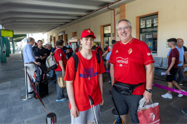 Fotos de la salida de aficionados de Osasuna hacia Sevilla desde la estación de tren de Pamplona.