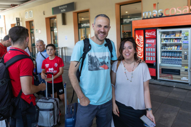 Fotos de la salida de aficionados de Osasuna hacia Sevilla desde la estación de tren de Pamplona.
