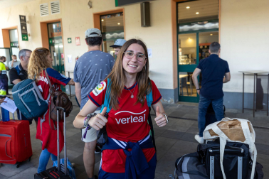 Fotos de la salida de aficionados de Osasuna hacia Sevilla desde la estación de tren de Pamplona.
