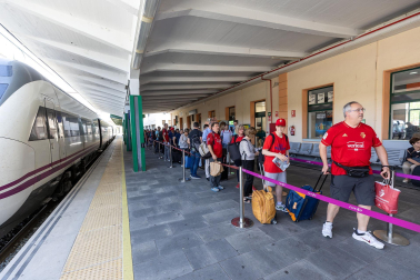 Fotos de la salida de aficionados de Osasuna hacia Sevilla desde la estación de tren de Pamplona.