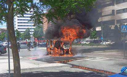 Una barredora ha ardido en el barrio pamplonés de Lezkairu este viernes a las 14.30 horas de la tarde