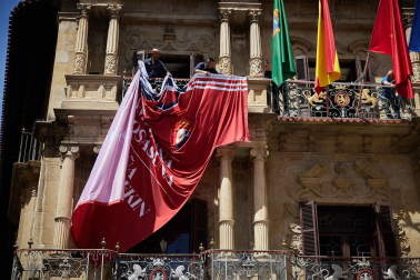 Fotos de la camiseta gigante de Osasuna colocada en la fachada del Ayuntamiento de Pamplona para animar al equipo de cara a la final de la Copa del Rey frente al Real Madrid.